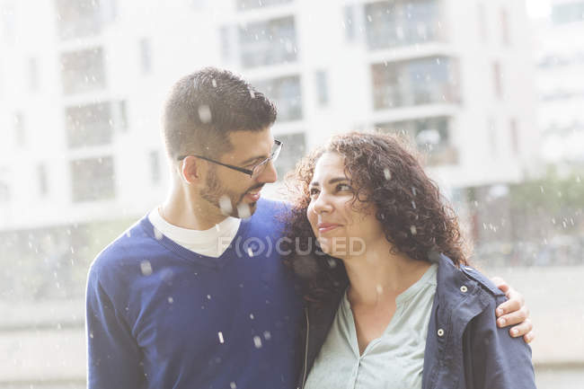 Портрет пожилой пары, стоящей под дождем — стоковое фото