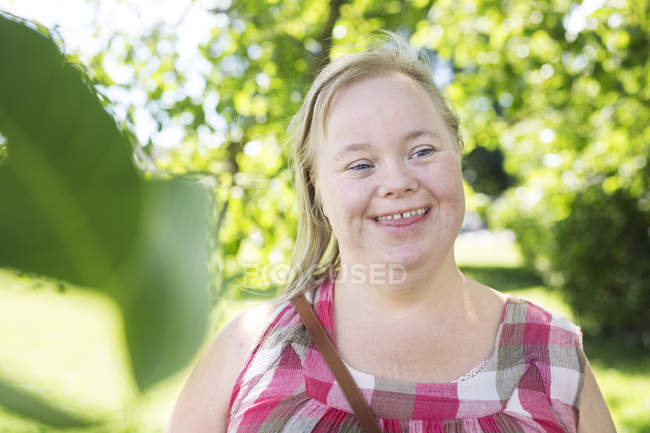 Retrato de mulher com síndrome de down — Fotografia de Stock