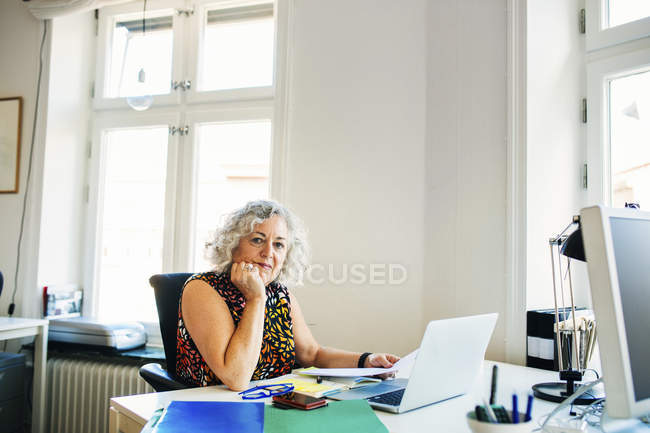 Портрет деловой женщины, сидящей в офисе — стоковое фото