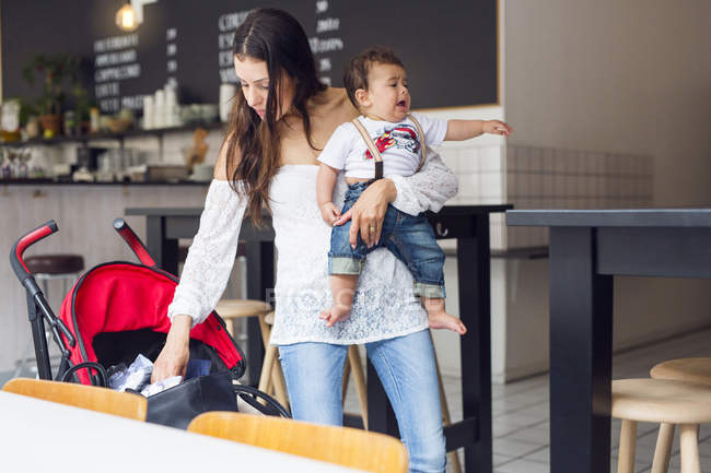 Madre con bambino (6-11 mesi) in caffetteria — Foto stock