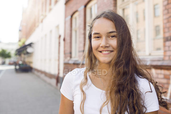 Портрет девочки-подростка (14-15 лет) в городе — стоковое фото