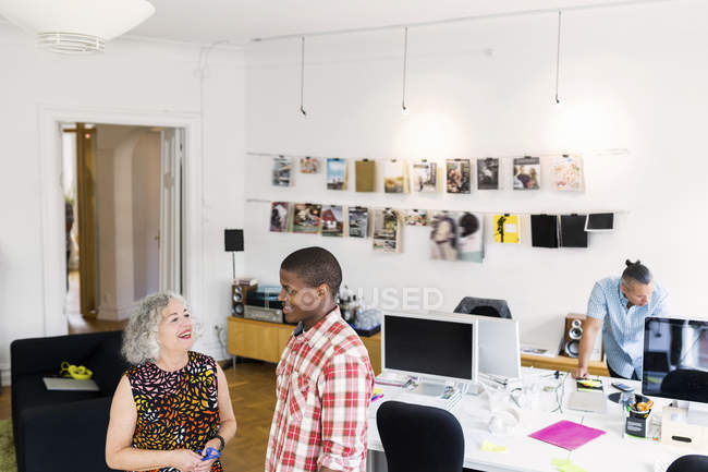 Coworkers talking in office interior — Stock Photo