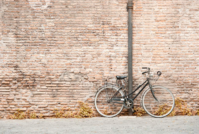 Bicicleta contra uma parede — Fotografia de Stock