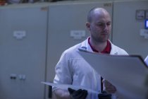 Homme en blouse de laboratoire parlant à un collègue — Photo de stock