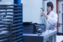 Femme en laboratoire sur le lieu de travail — Photo de stock