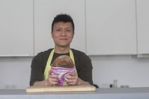 Hombre sosteniendo pan caliente - foto de stock