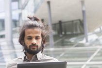 Бизнесмен использует ноутбук на открытом воздухе — стоковое фото