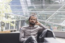 Empresário sentado no café ao ar livre — Fotografia de Stock