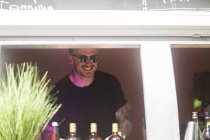 Barman près de rue cocktail van — Photo de stock