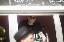 Barman travaillant au bar de la rue — Photo de stock