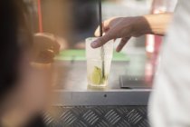 Чоловічий бармен робить коктейль — стокове фото