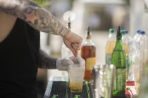 Männlicher Barkeeper macht Cocktail — Stockfoto