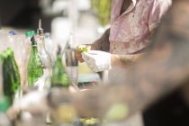 Чоловічий бармен робить коктейль — стокове фото