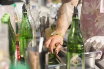 Männlicher Barkeeper macht Cocktail — Stockfoto
