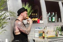 Barista mangiare al bar di strada — Foto stock