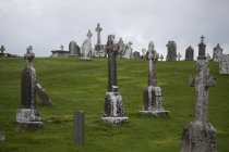 Antiguo cementerio con muchas lápidas - foto de stock