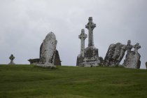 Старе кладовище з багатьма надгробками — стокове фото