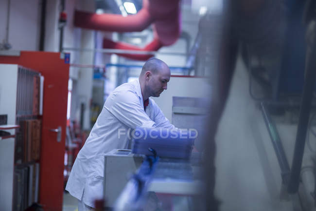 Людина в лабораторному пальто важко працює — стокове фото