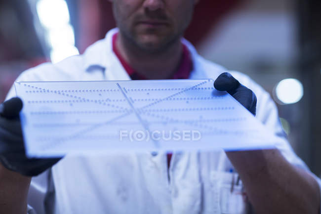 Homem verificando placa de condutor — Fotografia de Stock