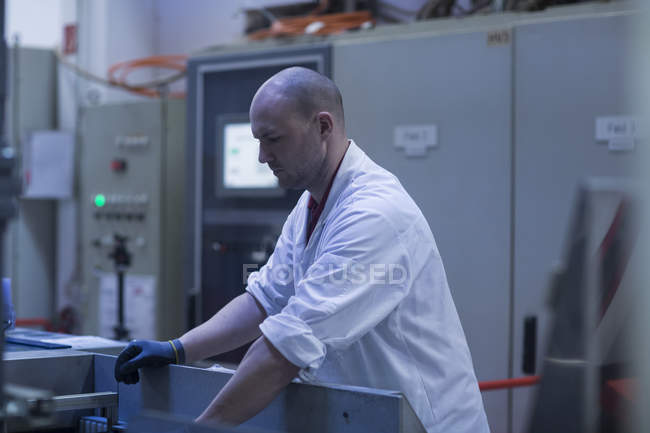 Людина в лабораторному пальто важко працює — стокове фото