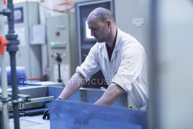 Homme en blouse de laboratoire travaillant dur — Photo de stock