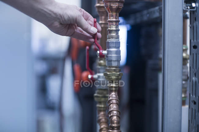 Рука працівника і система труб — стокове фото
