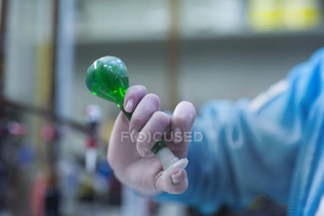Trabalhador que prepara a mistura química — Fotografia de Stock