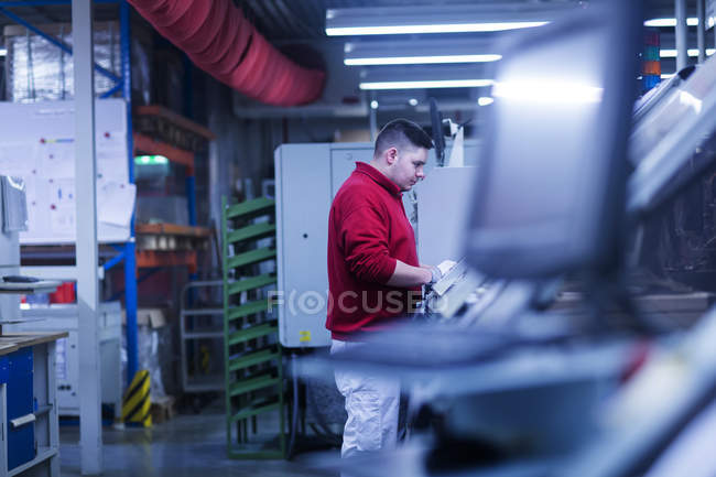 Homem que trabalha em instalações industriais — Fotografia de Stock