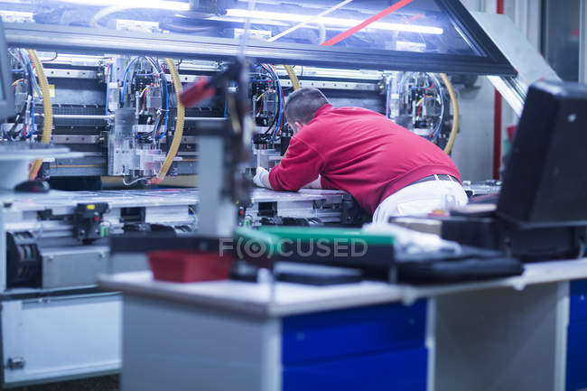 Lavoratore in attrezzature di regolazione uniformi — Foto stock