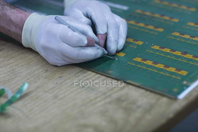 Работник в перчатках, работающий на кондукторе — стоковое фото