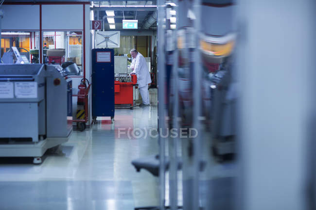 Senior worker standing at plant — Stock Photo