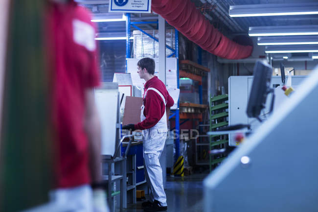 Hombre trabajando en una planta industrial - foto de stock