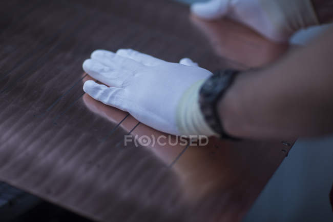 Trabalhador mãos na placa de metal — Fotografia de Stock