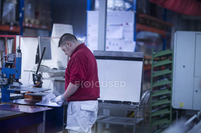 Mann arbeitet in Industrieanlage — Stockfoto