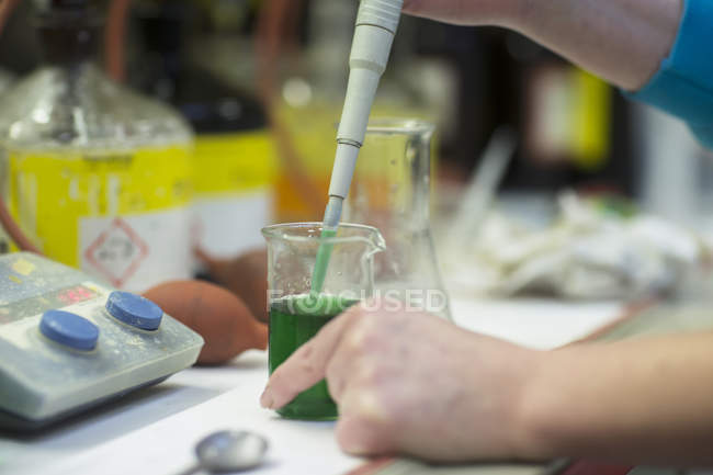 Жінка працює з речовинами в лабораторії — стокове фото