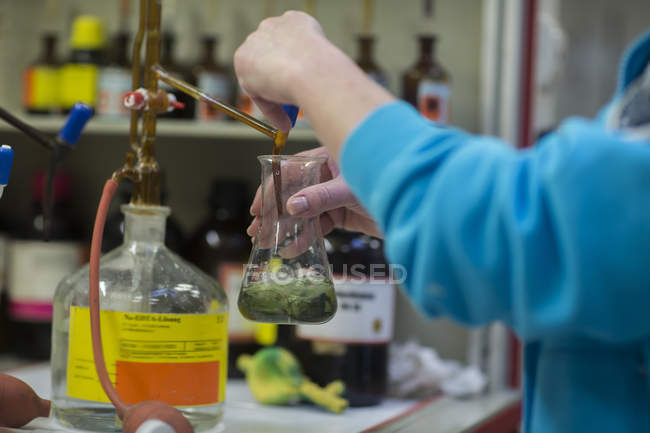 Mulher que trabalha com substâncias em laboratório — Fotografia de Stock