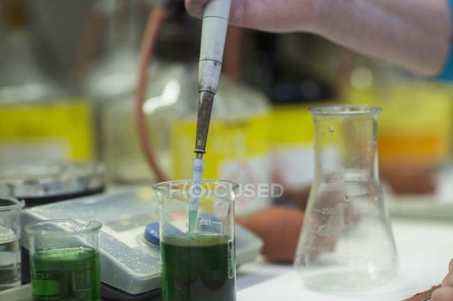 Женщина, работающая с веществами в лаборатории — стоковое фото