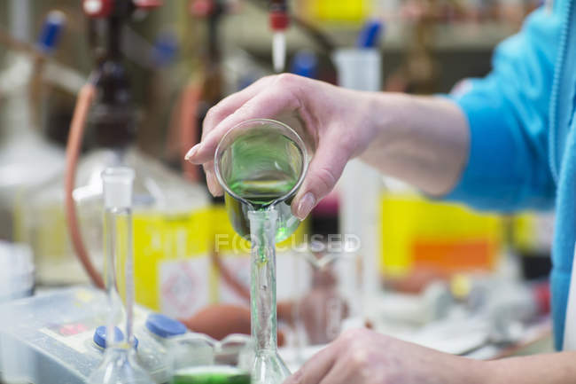 Mulher que trabalha com substâncias em laboratório — Fotografia de Stock