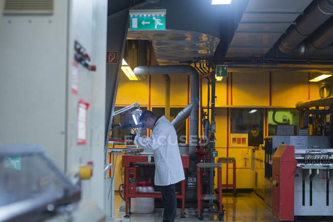 Dipendente che lavora presso uno stabilimento industriale — Foto stock