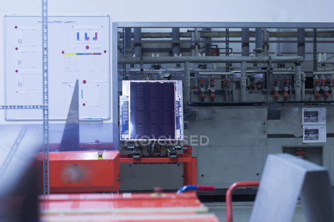 Placa de mensagens e equipamento na fábrica — Fotografia de Stock