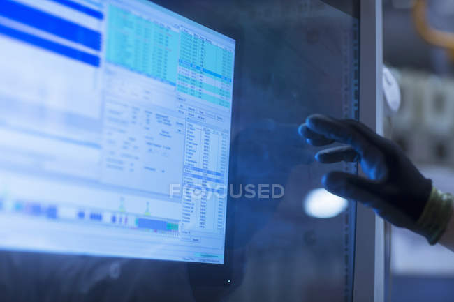Worker hand and computer monitor — Stock Photo