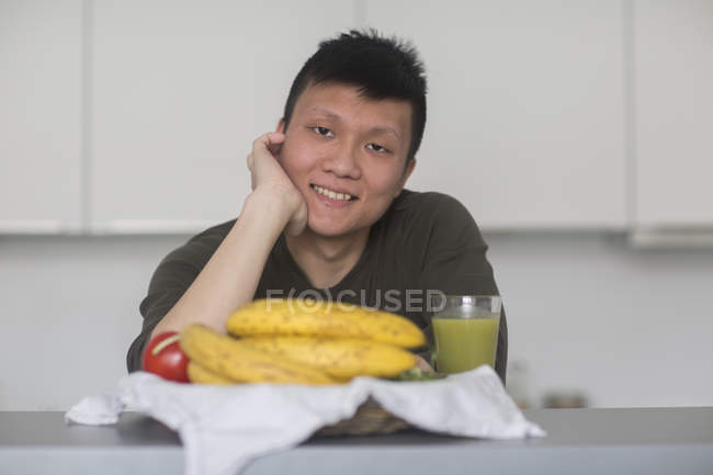 Man leaning on counter at kitchen — Stock Photo