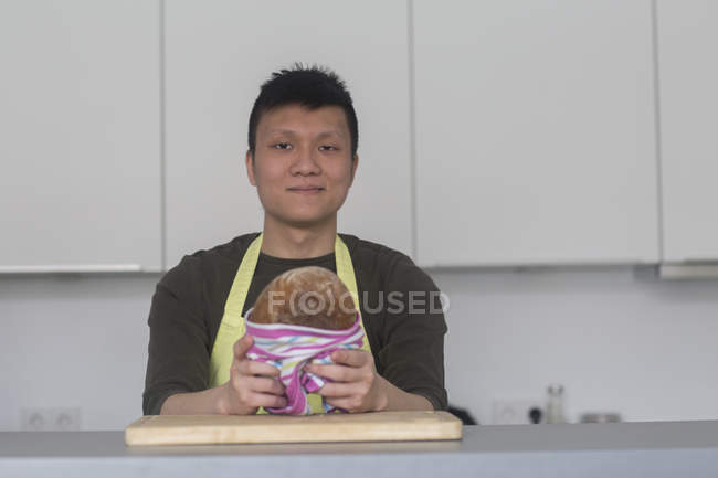 Uomo con pane caldo in mano — Foto stock