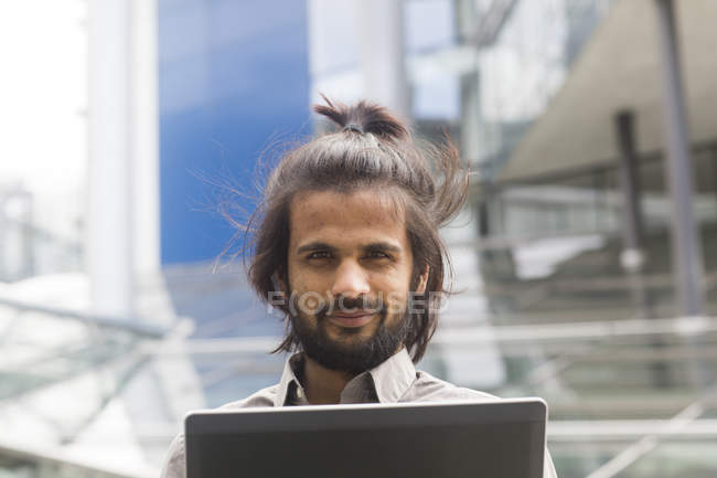Businessman using laptop outdoors — Stock Photo