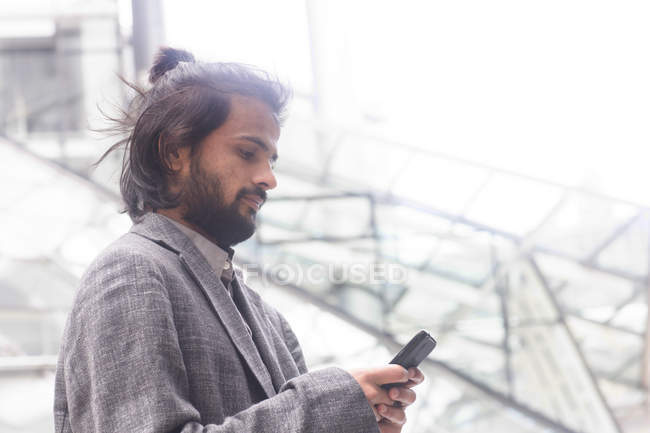 Homme d'affaires utilisant un téléphone portable à l'extérieur — Photo de stock