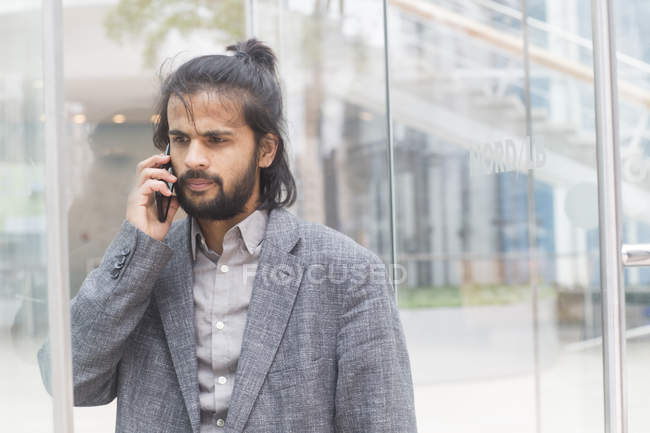 Бизнесмен разговаривает по смартфону — стоковое фото
