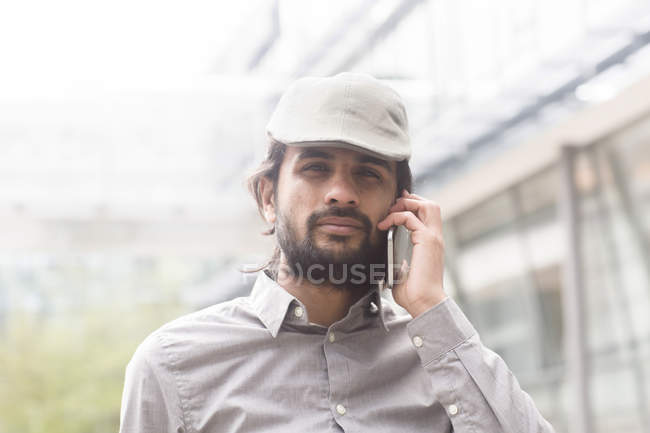 Empresario hablando en Smartphone - foto de stock