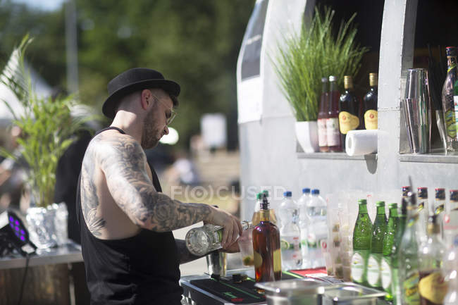 Bartender near street cocktail van — Stock Photo