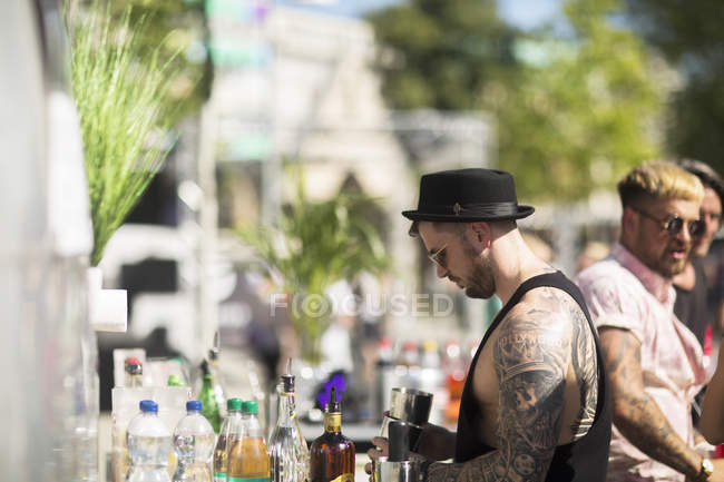 Barista vicino strada cocktail van — Foto stock
