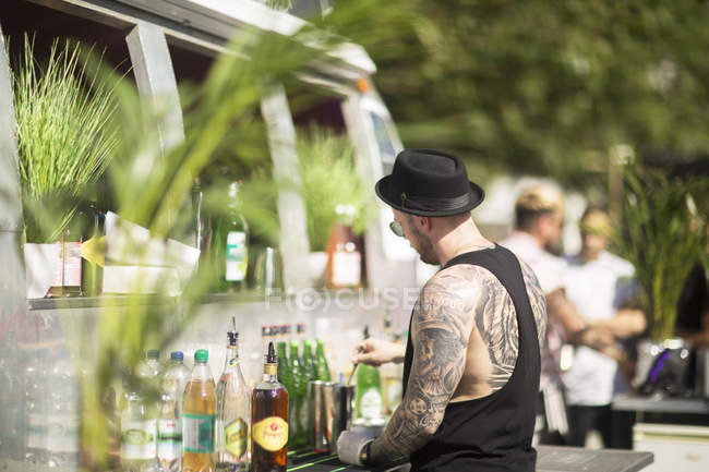 Barman perto de rua cocktail van — Fotografia de Stock
